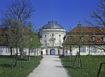 Parkanlage und Mittelbau von Schloss Solitude