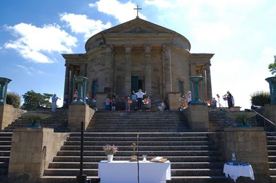 Grabkapelle auf dem Württemberg, Außenansicht während dem Gottesdienst 