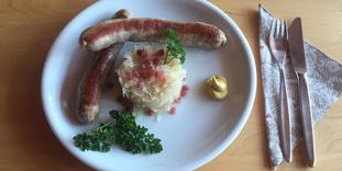 Pfälzer Sauerkraut und Bratwürste