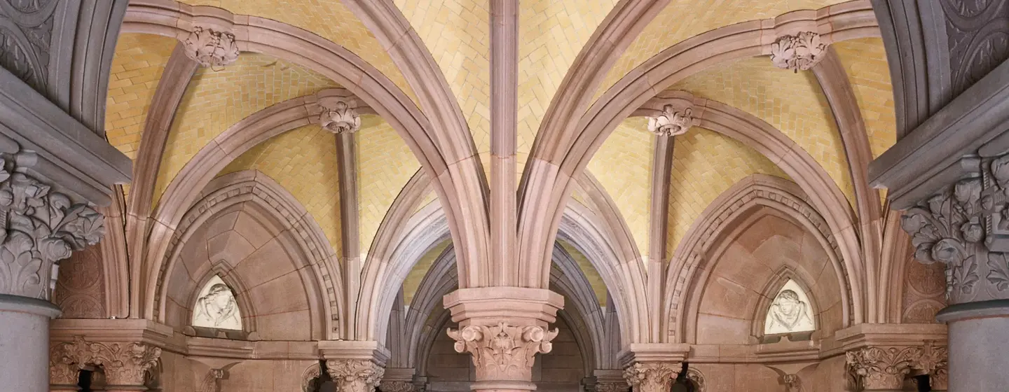 Großherzogliche Grabkapelle Karlsruhe, Bögen im Innenraum