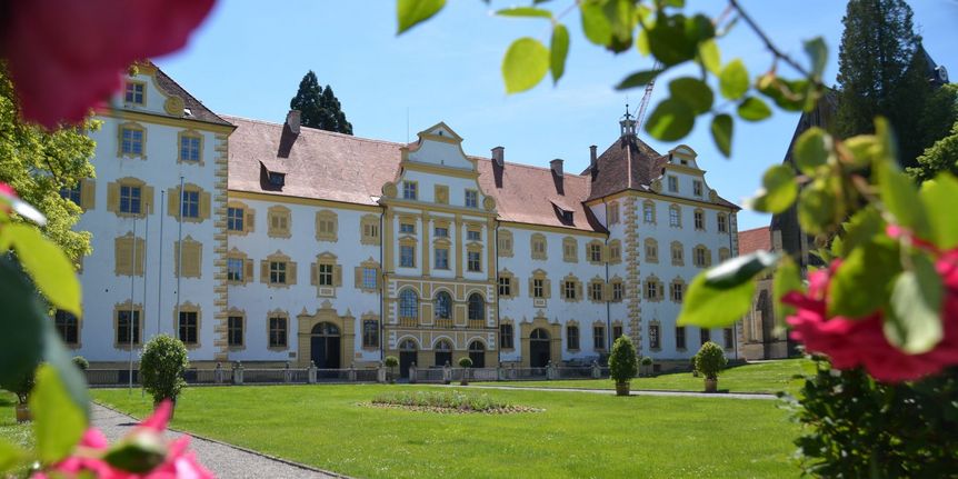 Kloster und Schloss Salem, außen, Schloss umringt von Blumen