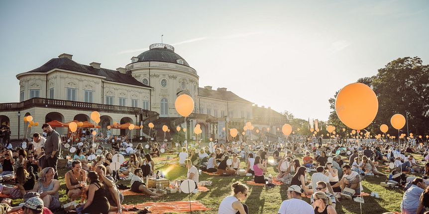 Schloss Solitude, Gäste beim Picknick vor einem Schloss