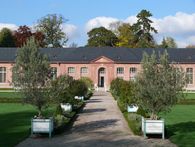 Foto: Staatliche Schlösser und Gärten Baden-Württemberg, Petra Pechacek Außenansicht der neuen Orangerie, Schlossgartern Schwetzingen