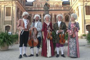 Musiker des Quantz-Collegiums vor Schloss Favorite Rastatt