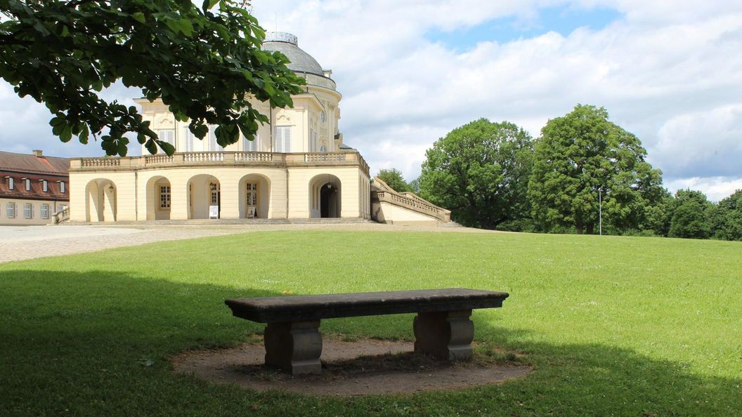 Schlossgarten Solitude, Steinbank