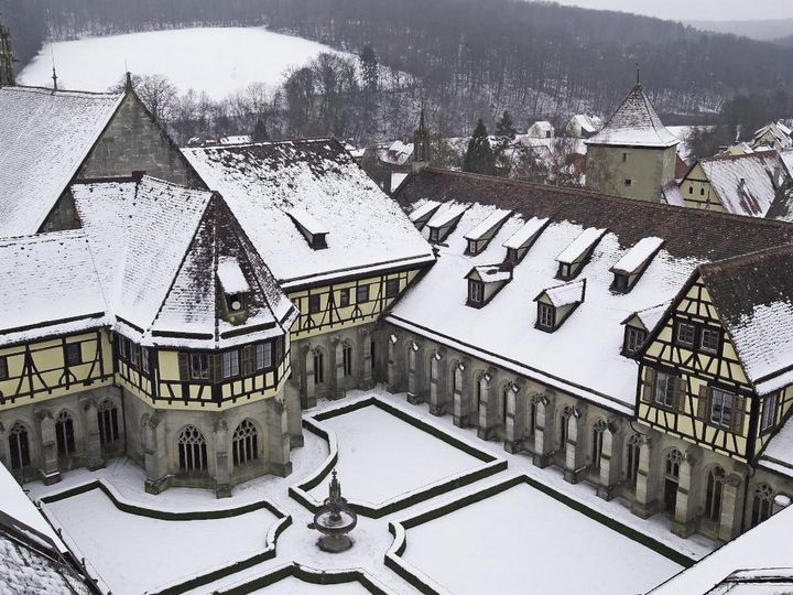 Kloster und Schloss Bebenhausen, Kreuzgarten aus der Luft bei Winter 